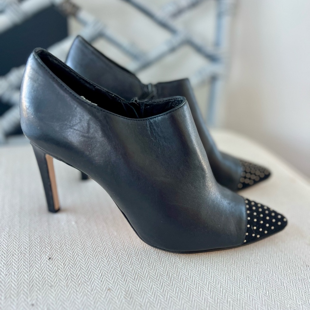 White House, Black market booties